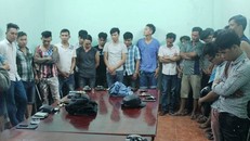 Các đối tượng hỗn chiến bị đưa về trụ sở trong đêm giao thừa (ảnh: TVND)