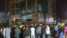 Người dân tụ tập ngăn cản không cho nhà máy thép hoạt động (ảnh: Báo Công an TP. HCM)