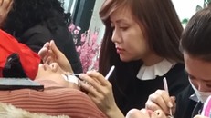 Chủ cơ sở Huyền Nối mi và Nail trực tiếp xử dụng hóa chất độc hại làm mi cho khách hàng?