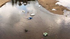 Vô số bao bì chứa đầy rác thải nổi lên trên sông An Lão