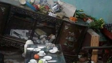 Bàn thờ gia tiên nhà ông Tiếp bị nhóm đối tượng đạp phá