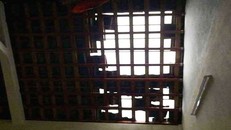 Mưa lớn, kèm theo lốc xoáy đã làm tốc mái hàng chục ngôi nhà của người dân