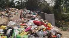 Bãi rác nằm ngay đường liên thôn bốc mùi hôi thối khiến người dân "không chịu nổi". (ảnh Bảo Thoa, chụp chiều ngày 4/3)