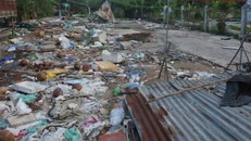 Nhiều rác “lộ thiên” cặp đường Phù Đổng gây mất vẻ mỹ quan đô thị