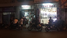 Công an khám nghiệm hiện trường.