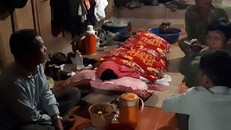 Người thân bên thi thể anh Mong Văn Mươi. Ảnh: PV