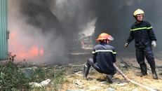 Cảnh sát PCCC nỗ lực dập lửa 