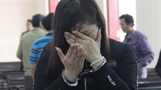 Bị cáo Hồ Thị Huệ khóc nức nở tại phiên tòa