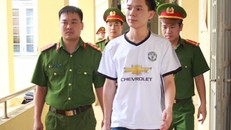 Hoàng Công Lương (áo trắng), một trong 3 bị can bị truy tố. Ảnh: H.L.