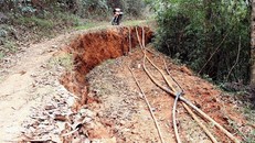 Vết nứt dài khiến nhiều người dân lo lắng. ảnh: Xuân Chinh