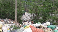 Bãi rác Phượng Thành bị quá tải, không xử lý kịp gây nên ô nhiễm nghiêm trọng kèm theo ruồi, muỗi đặc kín.