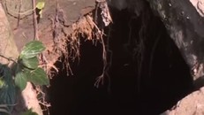 Hiện trường hố sụt lún bất thường tại gia đình bà Chiến.