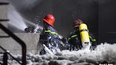 May mắn là lực lượng chức năng đã kịp thời có mặt và đám cháy xảy ra ở tầng thấp nên sớm được khống chế - Ảnh: LÊ PHAN