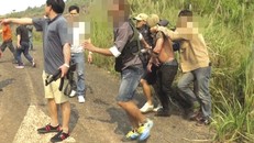 Trinh sát khống chế các đối tượng trong đường dây buôn bán, vận chuyển ma túy xuyên quốc gia. Ảnh: MH