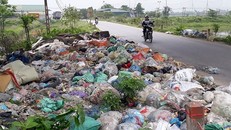 Rác thải chất đống hàng tháng trời bên cầu vượt đường sắt xã Hưng Mỹ huyện Hưng Nguyên. Ảnh: Quỳnh Nguyễn