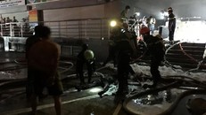 Cảnh sát PCCC nỗ lực chữa cháy tại chung cư Carina rạng sáng 23-3