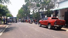 Người dân đến xem vụ án mạng tại TP Kon Tum.