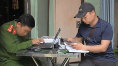 Các trinh sát tại nhà đối tượng Thông. Nguồn ảnh: Zing