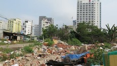 Cạnh những khách sạn ven các tuyến đường du lịch là những bãi rác thải gây mất mỹ quan.