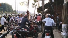 Người dân kéo nhau rất đông đến khu phòng trọ của Hải và người tình sau khi biết được vụ việc bất thường xảy ra.