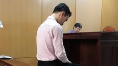 Nguyễn Văn Huyền cúi gằm mặt nghe đại diện trường Đại học Công nghiệp trình bày. Ảnh: Hoài Thanh.