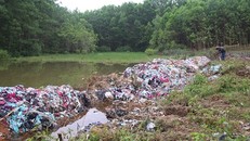 Lượng lớn rác thải được đổ thẳng xuống hồ chứa nước trong rừng keo tràm