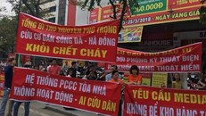Hàng trăm cư dân sinh sống tại toà nhà xuống đường cùng nhiều băng rôn khẩu hiệu phản đối chủ đầu tư và 'kêu cứu' các cơ quan chức năng