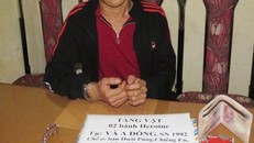 Đối tượng Và A Đông cùng tang vật. Ảnh: TTXVN phát