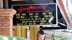 Những biển hiệu khồng hề có tiếng Việt như thế này tràn lan ở Nha Trang