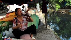 Bà Chè cùng sạp hàng rau củ ven dòng sông đen quánh, dậy mùi hôi thối