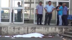 Một bệnh nhân nữ bất ngờ nhảy từ tầng 9 Bệnh viện Đa khoa Đồng Nai xuống đất, tử vong tại chỗ. Ảnh cắt từ clip của báo Vietnamnet