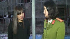 Bà Chúc làm việc với công an thời điểm cảnh sát ập vào bắt quả tang cơ sở này đang hoàn thiện sản xuất thuốc Vinaca ung thư CO3.2. Ảnh: Zing