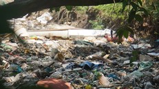 Kênh thoát nước kín rác, sân bay Tân Sơn Nhất có nguy cơ ngập vào mùa mưa