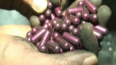 Cận cảnh những viên thuốc được kiểm đếm tại xưởng của công ty Vinaca. 