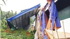 Trân mưa kèm theo giông lốc mạnh làm cả những mái nhà kiên cố cũng bị bay 