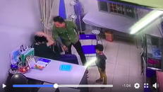 BS Chiến vẫn chưa hết bàng hoàng sau khi bị bố bệnh nhi tấn công, hành hung.