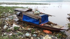 Rác thải tràn lan ven bờ sông Thao