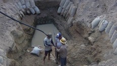 Phân nửa trong tổng số 21 hồ chứa nước trên địa bàn tỉnh Ninh Thuận trong tình trạng cạn kiệt. Tại Ninh Thuận bắt đầu tái diễn tình trạng đào giếng dưới lòng hồ để "chắt" nước.