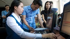 Khách hàng phải xếp hàng để đến lượt đăng ký thông tin