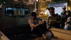 Lực lượng chức năng đưa Vũ Hoàng Dương về trụ sở công an