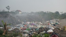 Bãi rác được đốt cả ngày lẫn đêm, gây ô nhiễm không nhỏ cho người dân khu vực xung quanh