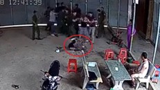 Người phụ nữ được cho là bị Long cầm điếu cày đánh vào đầu. Ảnh cắt từ clip