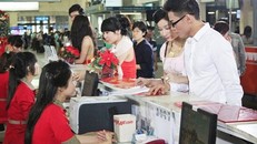 Khách làm thủ tục bay.