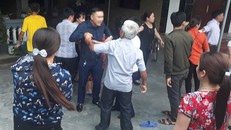 Người chồng cùng người thân tới nhà Hiền nhiều lần để tìm người vợ bỏ đi. Ảnh: V.Đ.