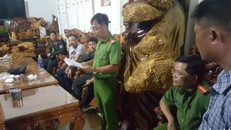 Công an đọc lệnh bắt, khám xét nhà Phượng "râu" (Ảnh TT)