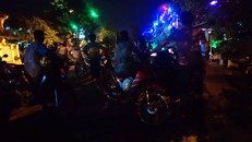 Người dân hiếu kỳ theo dõi sự việc.