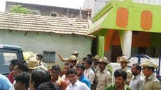 Đám đông tụ tập bên ngoài nhà hung thủ để lên án hành vi mất nhân tính của hắn.