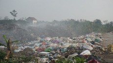 Khu tập kết rác của xã Trung Kiên gây ô nhiễm môi trường nặng nề.