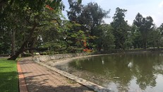 Trận mưa lớn kéo dài từ 19h30 ngày 12/5 đến 2h hôm sau, khiến Hà Nội ngập chìm trong nước