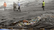 Công nhân thu gom, xử lý rác ở bãi rác Đa Phước (huyện Bình Chánh, TP.HCM). Ảnh: Tiến Tuấn.